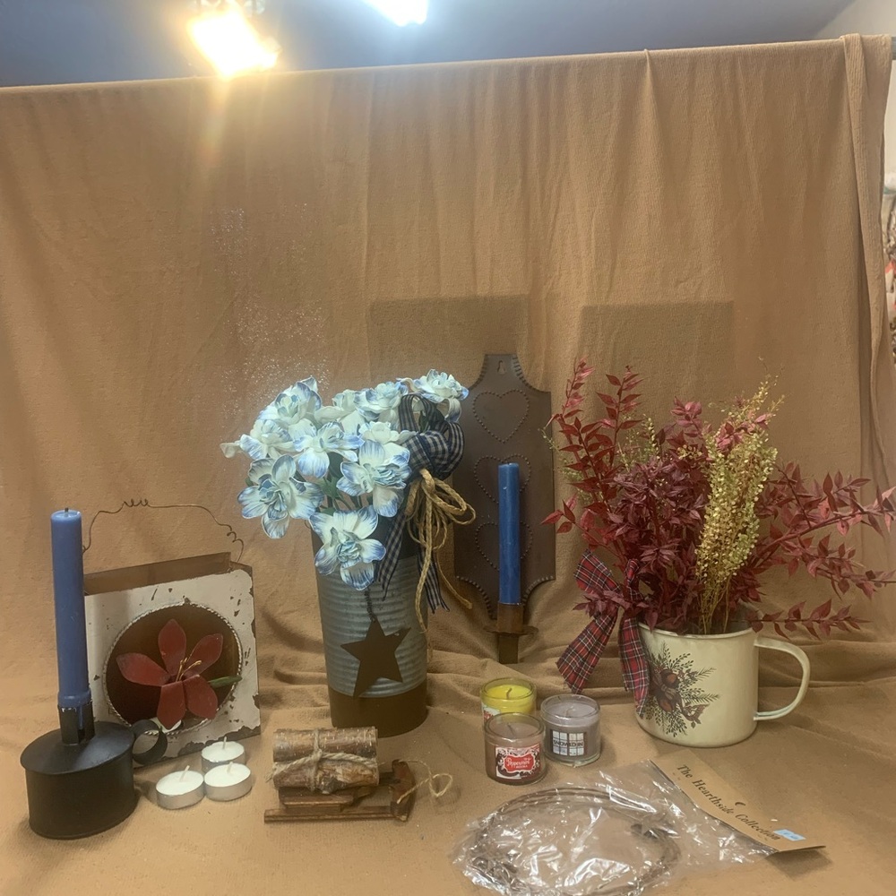 Rustic Star Vase with Flowers, three candles and holders, three votives. Inv 483